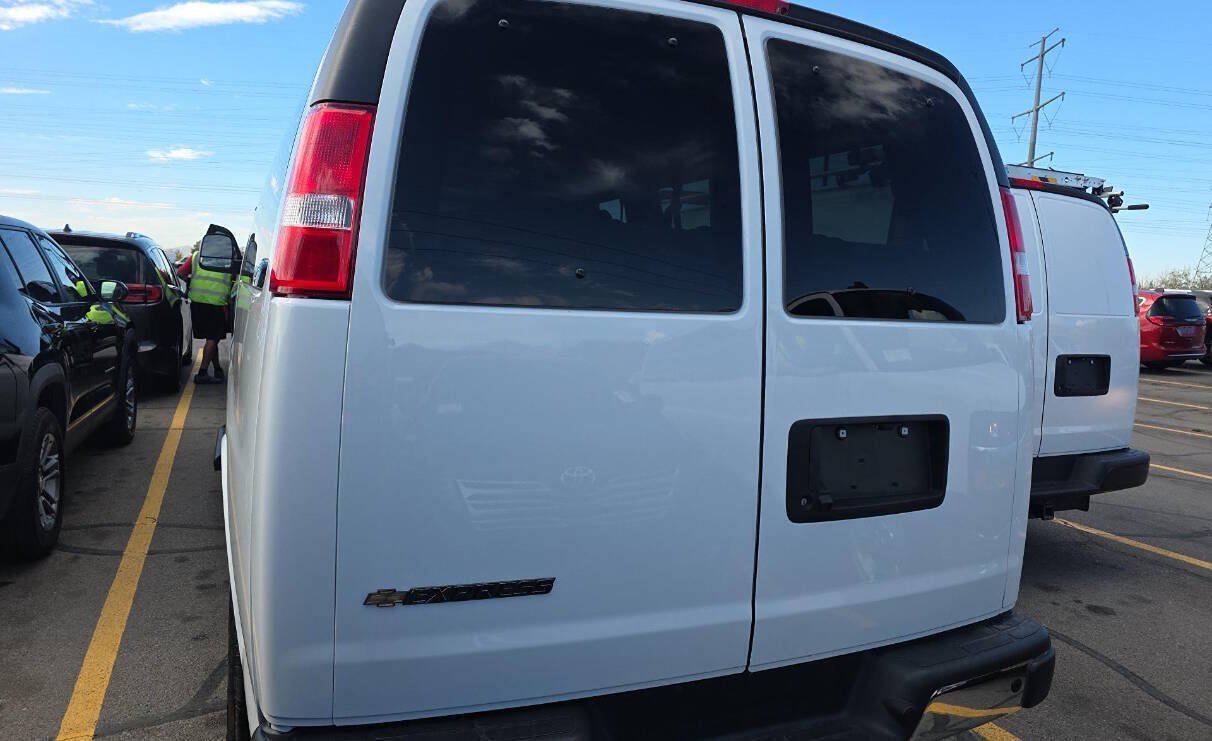 Used 2025 Chevrolet Express 3500 LT w/ LT Preferred Equipment Group RWD image 3