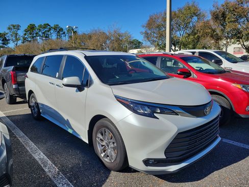 Used 2025 Toyota Sienna XLE image 8