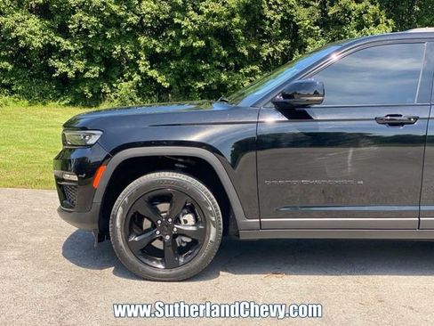 Used 2023 Jeep Grand Cherokee Limited w/ Black Appearance Package AWD/4WD image 10
