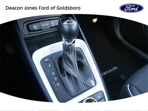 Used 2023 Hyundai Venue Limited image 25