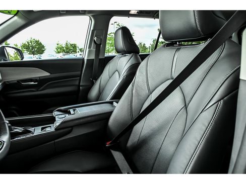Used 2024 Toyota Grand Highlander AWD image 12