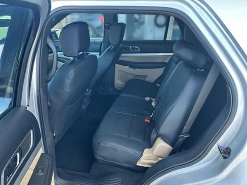 Used 2016 Ford Explorer XLT w/ Equipment Group 201A FWD image 22