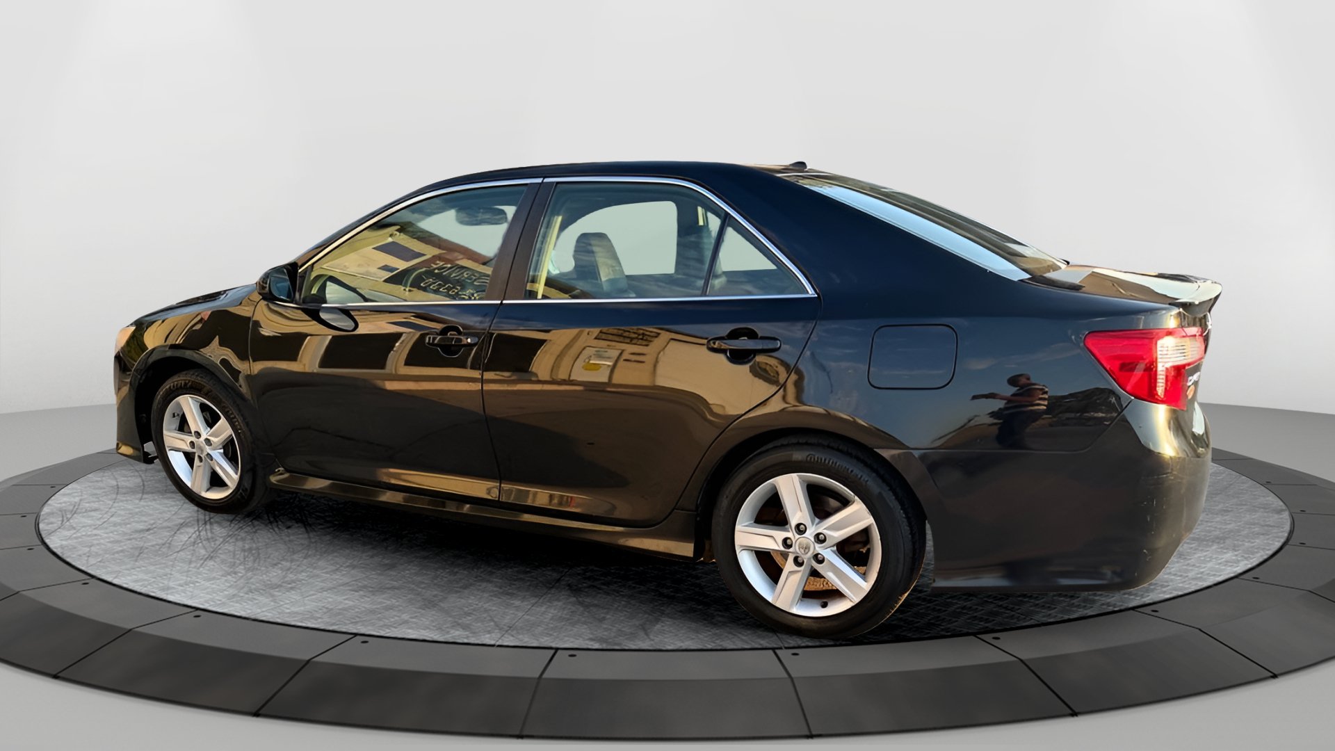 Used 2012 Toyota Camry SE w/ Leather Pkg FWD image 6