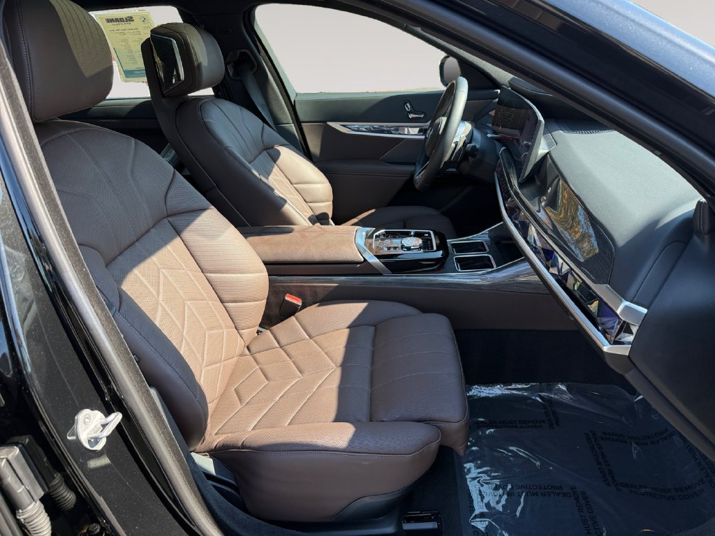Used 2026 BMW 750e xDrive AWD/4WD image 15