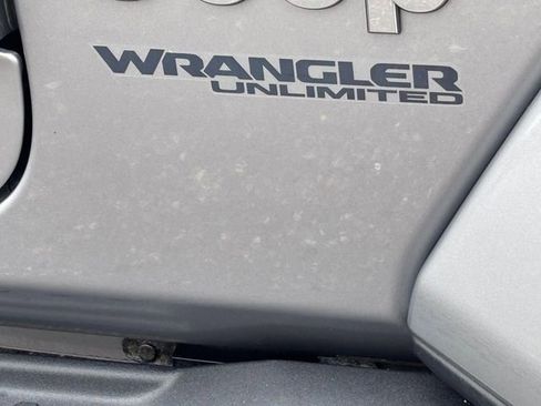 Used 2018 Jeep Wrangler Unlimited Sahara AWD/4WD image 10