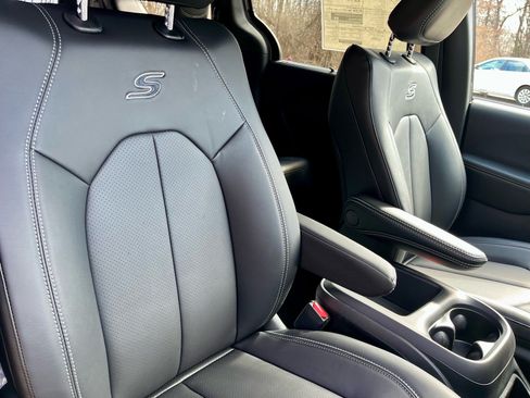 New 2026 Chrysler Pacifica Select w/ S Appearance Package FWD image 16