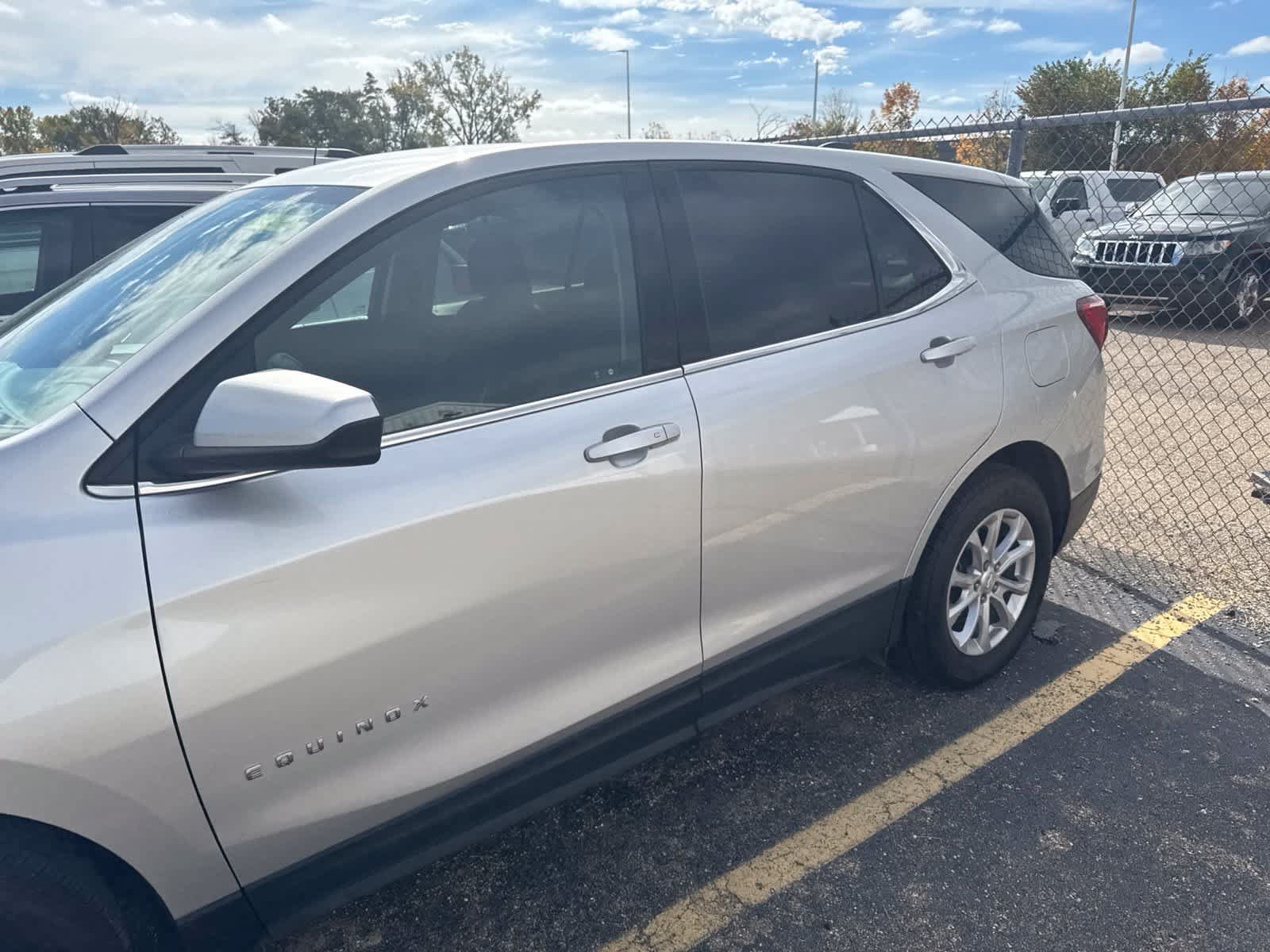 Used 2020 Chevrolet Equinox LT w/ Driver Convenience Package FWD image 2