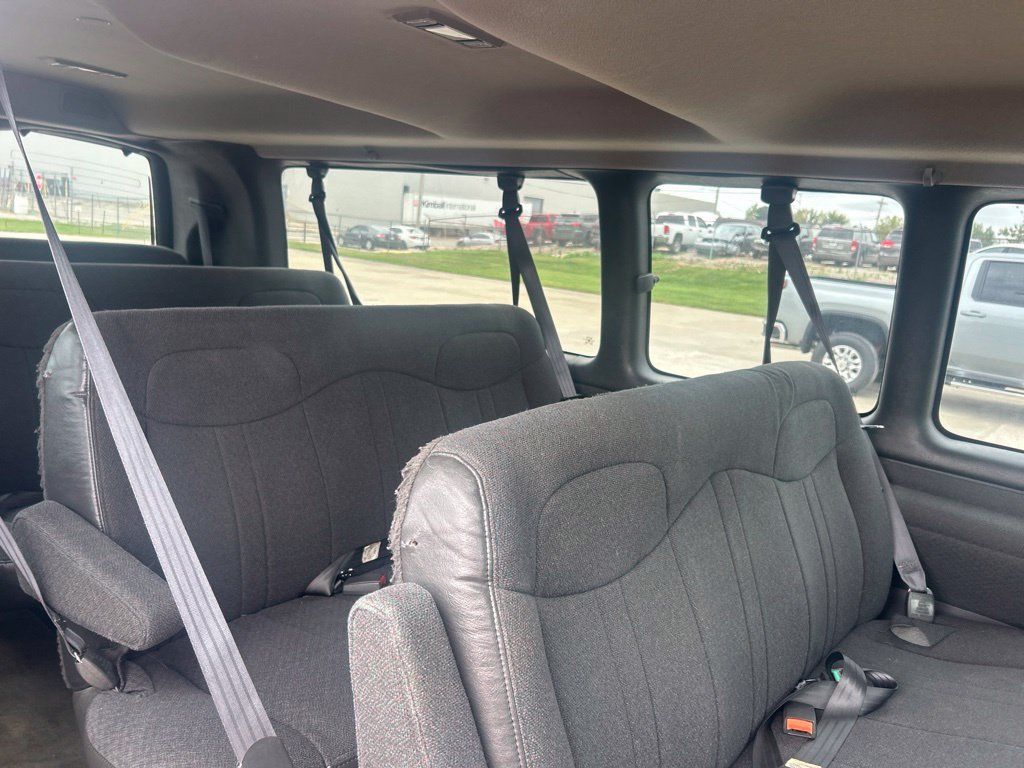 Used 2002 GMC Savana 3500 Extended Passenger w/ SLE Marketing Option Pkg 3 RWD image 6