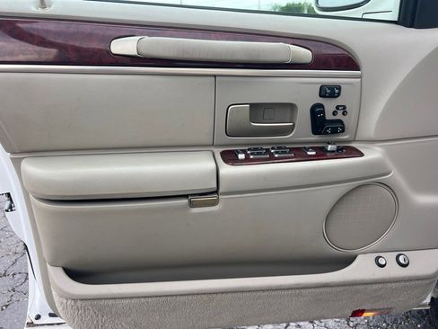 Used 2003 Lincoln Town Car Signature RWD image 10