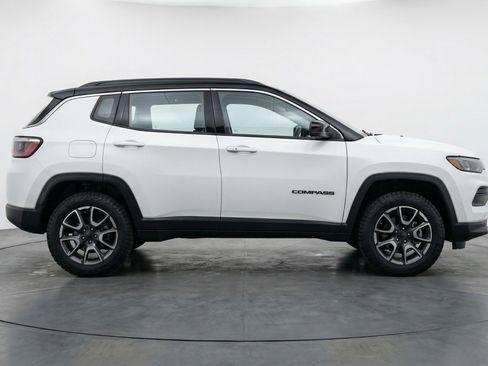 Used 2025 Jeep Compass Trailhawk AWD/4WD image 11