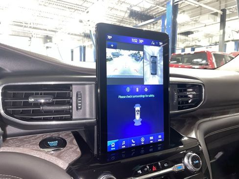 Used 2022 Ford Explorer Platinum w/ Equipment Group 601A image 17