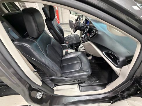 Used 2018 Chrysler Pacifica Touring-L Plus FWD image 40