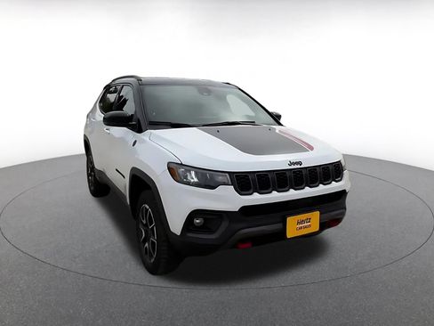 Used 2025 Jeep Compass Trailhawk AWD/4WD image 3