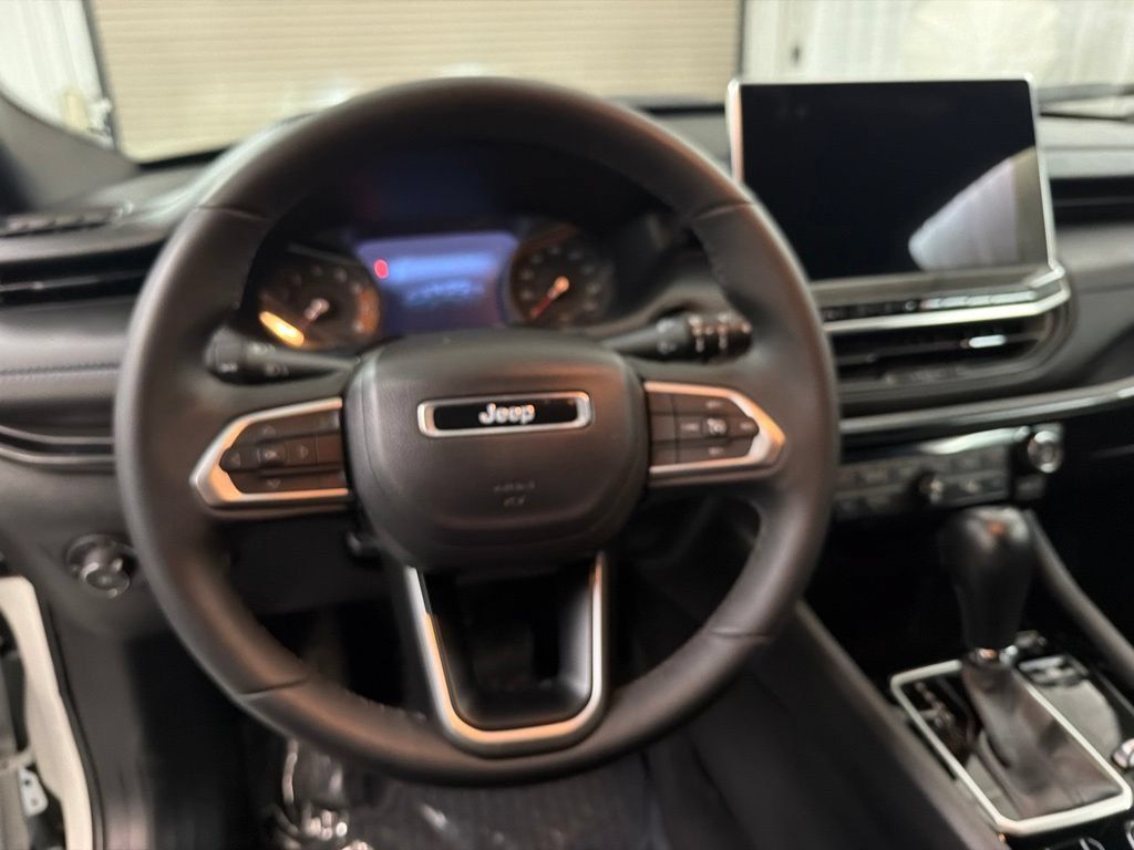 Used 2025 Jeep Compass Latitude w/ Convenience Group AWD/4WD image 17