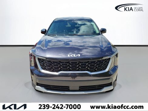 Used 2025 Kia Sorento LX FWD image 2