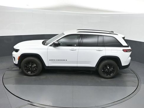 Used 2025 Jeep Grand Cherokee Altitude AWD/4WD image 33