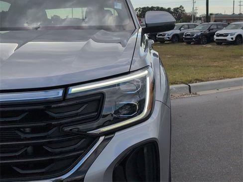 Used 2024 Volkswagen Atlas Cross Sport SE image 32