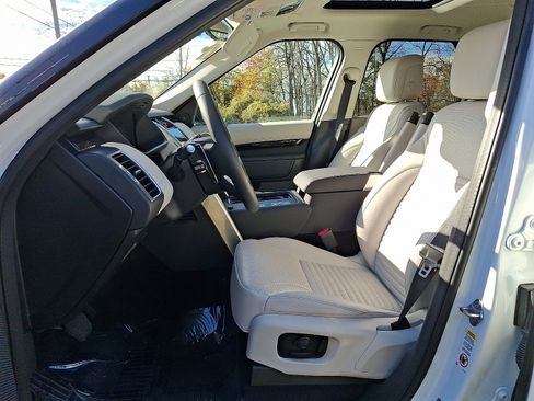 Used 2025 Land Rover Discovery S image 13