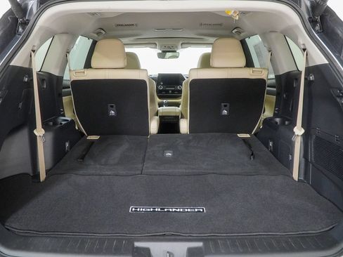Used 2024 Toyota Highlander XLE AWD/4WD image 12