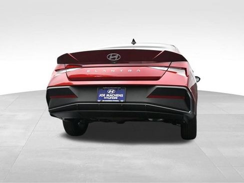 Used 2026 Hyundai Elantra SE FWD image 35
