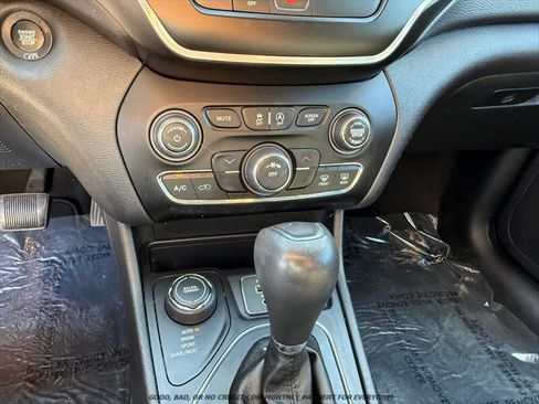 Used 2019 Jeep Cherokee Latitude Plus AWD/4WD image 26