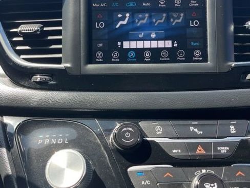 Used 2020 Chrysler Pacifica Touring-L w/ S Appearance Package FWD image 42