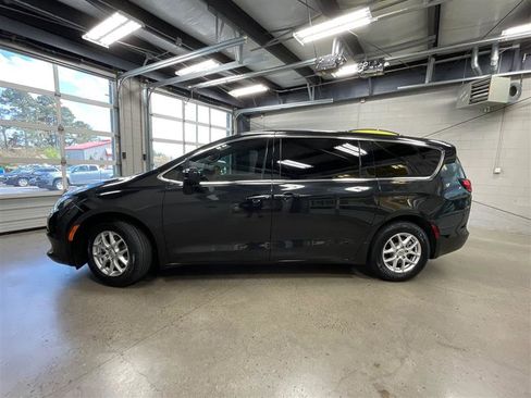 Used 2022 Chrysler Voyager LX image 2