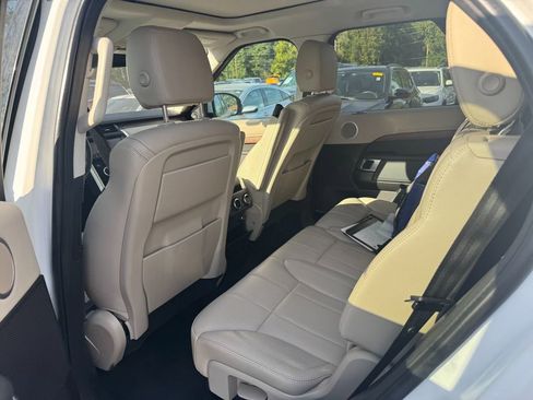 Used 2018 Land Rover Discovery HSE image 9