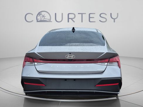 Used 2025 Hyundai Elantra Hybrid w/ Cargo Package FWD image 4