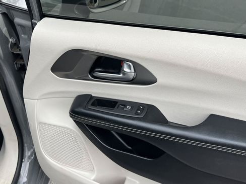 Used 2022 Chrysler Pacifica Touring-L FWD image 19