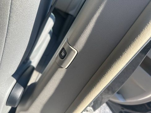 Used 2010 Chrysler Town & Country Touring FWD image 14