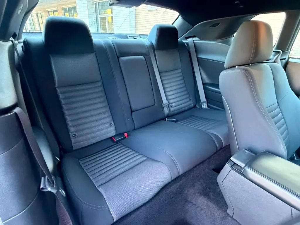 Used 2014 Dodge Challenger SXT RWD image 21