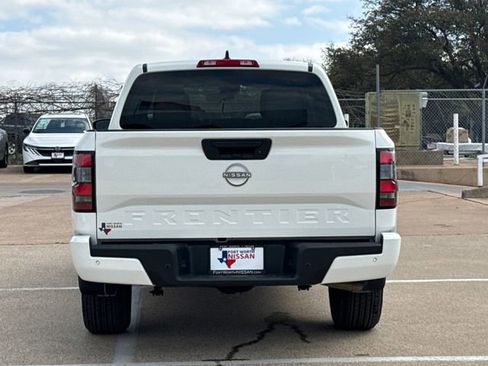 Used 2025 Nissan Frontier SV image 8
