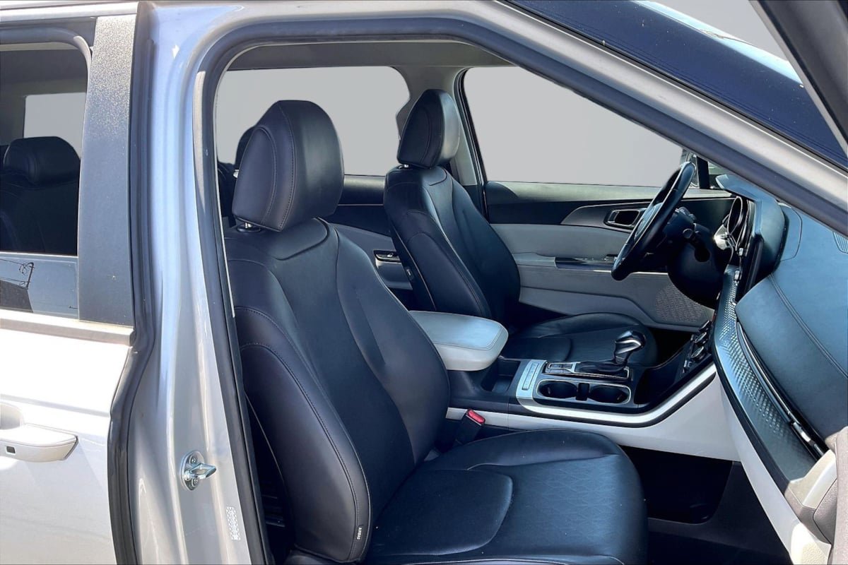 Used 2022 Kia Carnival LX FWD image 7