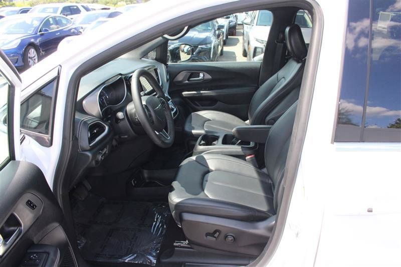 Used 2025 Chrysler Pacifica Select FWD image 10