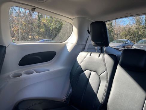Used 2023 Chrysler Pacifica Touring-L image 29