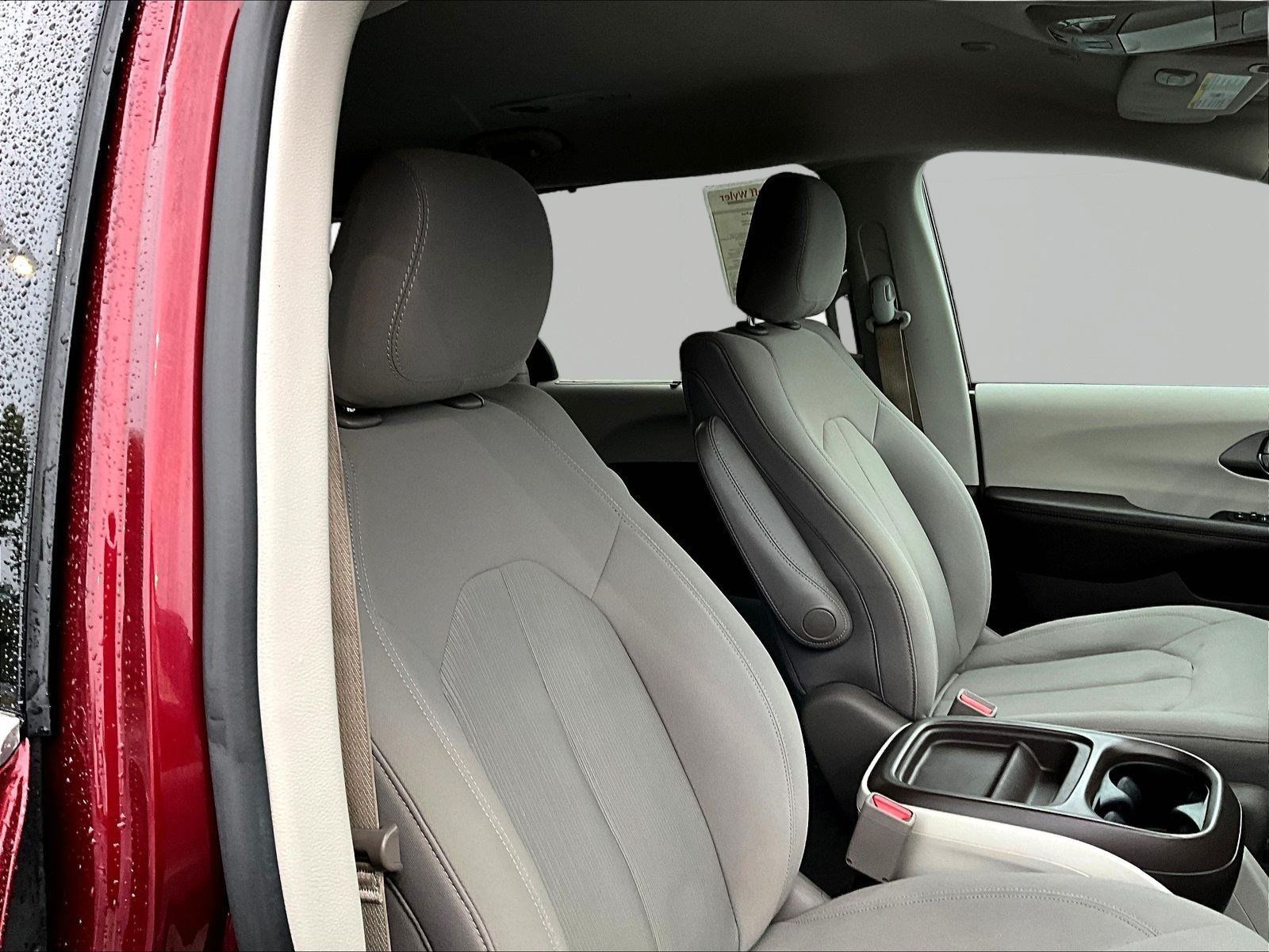 Used 2019 Chrysler Pacifica Touring Plus w/ Advanced Safetytec Group FWD image 29