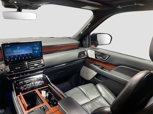 Used 2023 Lincoln Navigator L Reserve image 25