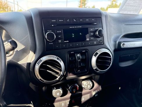 Used 2018 Jeep Wrangler Unlimited Sahara w/ Connectivity Group AWD/4WD image 19