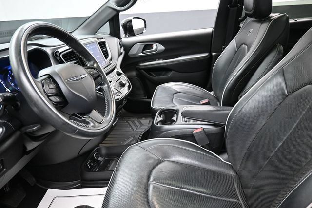 Used 2019 Chrysler Pacifica Limited w/ S Appearance Package FWD image 10