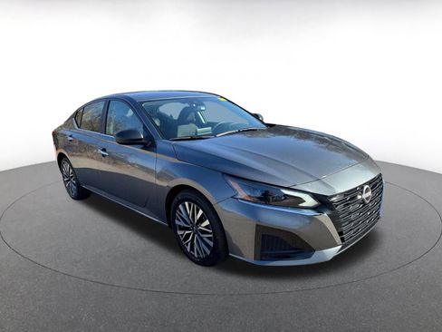 Used 2025 Nissan Altima 2.5 SV image 1