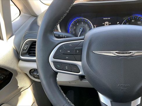 Used 2023 Chrysler Pacifica Limited FWD image 32