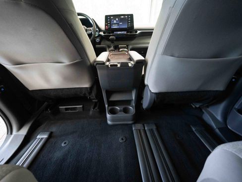 Used 2021 Toyota Sienna LE AWD/4WD image 22