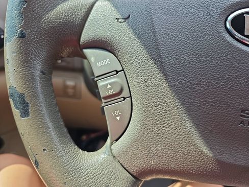 Used 2012 Kia Sedona EX FWD image 17