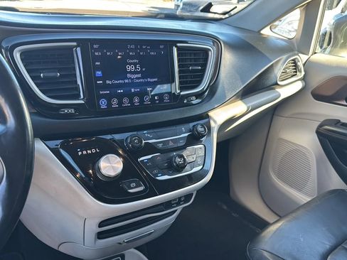 Used 2017 Chrysler Pacifica Touring-L image 34