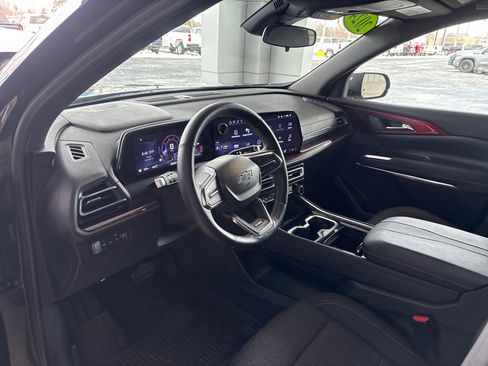 Used 2024 Chevrolet Traverse Z71 image 9