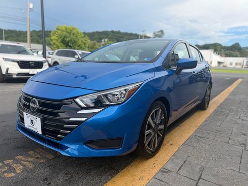 Used 2023 Nissan Versa SV FWD image 4