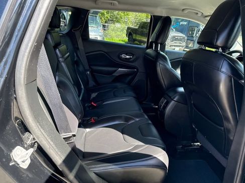 Used 2019 Jeep Cherokee Limited AWD/4WD image 10