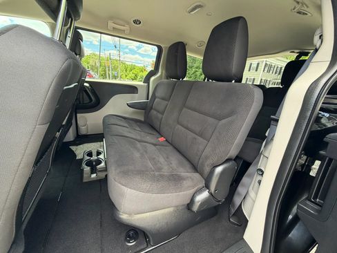 Used 2019 Dodge Grand Caravan SE FWD image 16