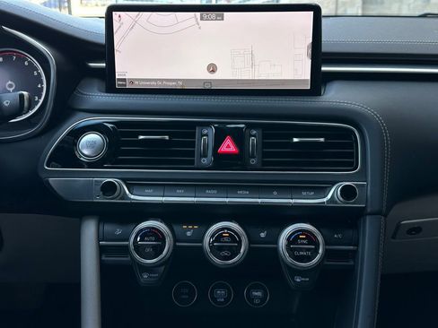Used 2022 Genesis G70 2.0T image 12